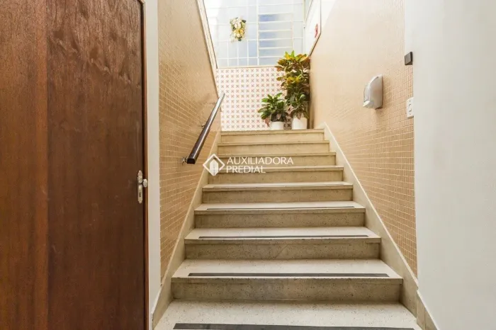 Apartamento 2 quartos , dependência completa e garagem, pertinho da SOGIPA.