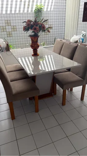 Mesa com 6 cadeiras