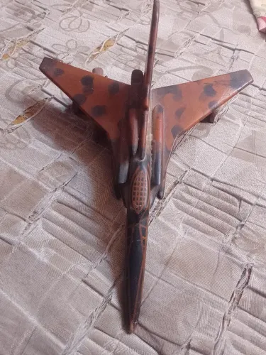 Avião jato de madeira modo artesanal antigo