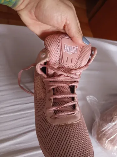 Vendo tênis para a ademia novo.