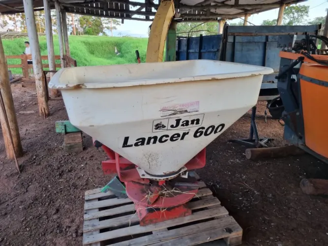 Distribuidora de Adubo e Fertilizante Lancer 600 Jan/Lely - Ótimo Estado