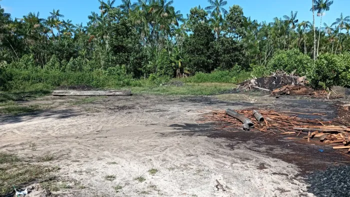 Vendo ou troco terreno medindo 50 metros de frente por 50 de fundo, aceito proposta.