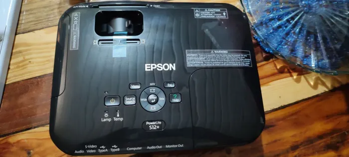 VENDO PROJETOR MARCA EPSON ( DATA SHOW) 2.200 LUMENS/ VGA/ HDMI. PARA PALESTRA E APRESENTA