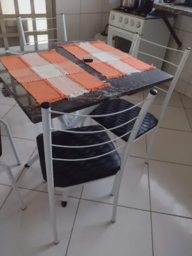 Vendo mesa mármore 4 cadeiras.Usada poucas vezes