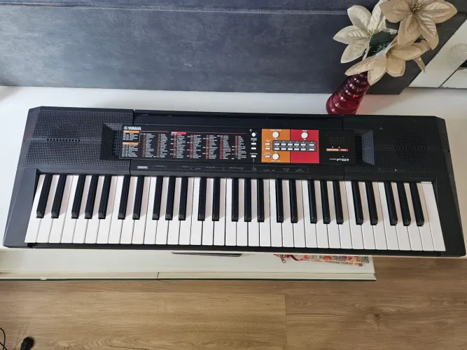 Teclado Yamaha PSR F51 + Fonte usado em bom estado