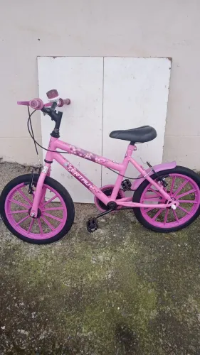 eu tó vendo uma bicicleta de criança feminina