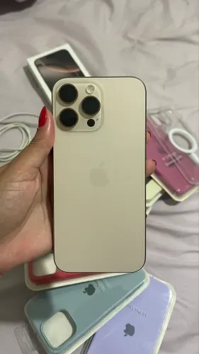 iPhone 16 pro Max dourado