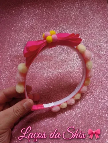 Tiara de laço com pompons