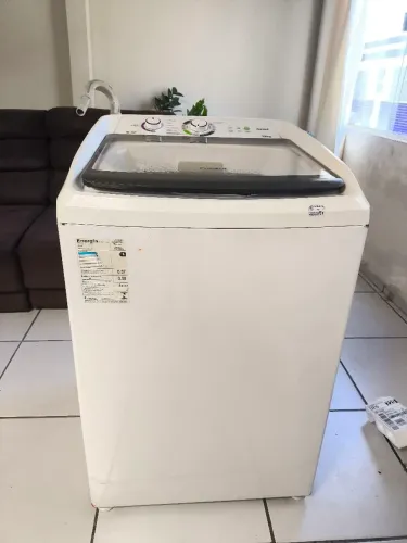 Máquina de lavar roupas super eficiente e econômica.