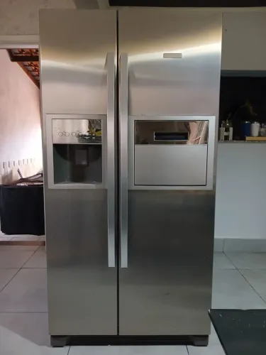 Vendo geladeira Eletrolux Side by Side.
