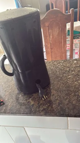 cafeteira elétrica com capacidade para até 38 xícaras