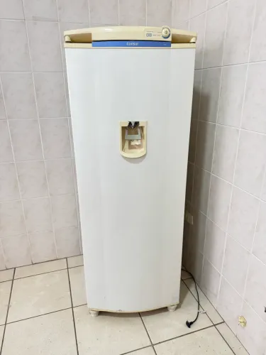 Refrigerador Consul degelo seco com capacidade para 380L | 127V dispenser de água porta