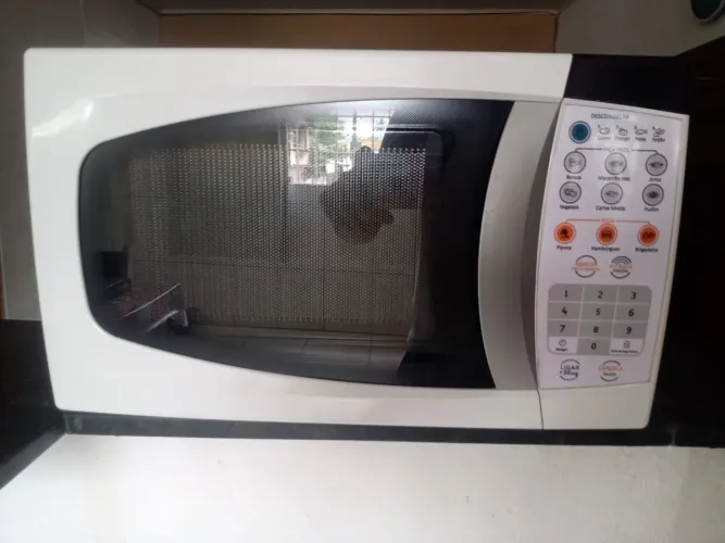 Microondas Electrolux 21 litros voltagem 220, funcionando perfeitamente.