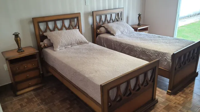 Cama de solteiro com mesinha de cabeceira e com colchão