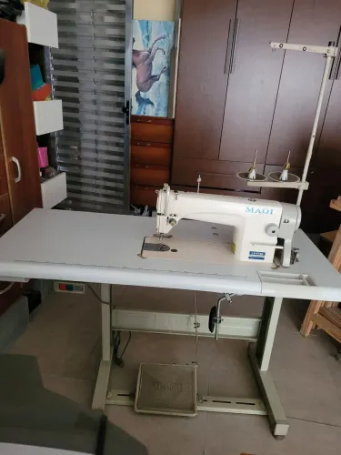 Máquina de costura,  reta, da Marca , Maqi   , em Ótimo estado. 