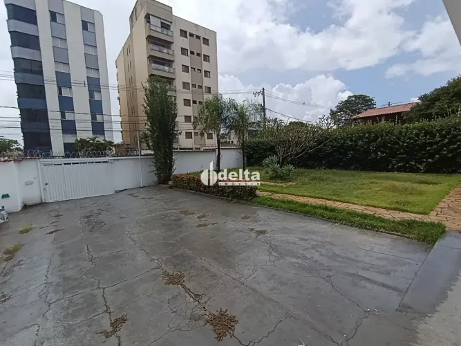 Casa comercial disponível para locação no bairro Saraiva em Uberlândia-MG