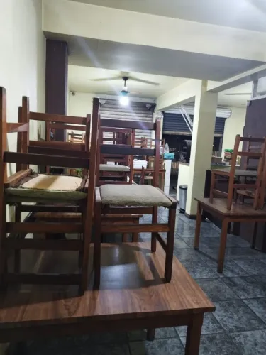 Lote com 8 mesas e 29 cadeiras para restaurante
