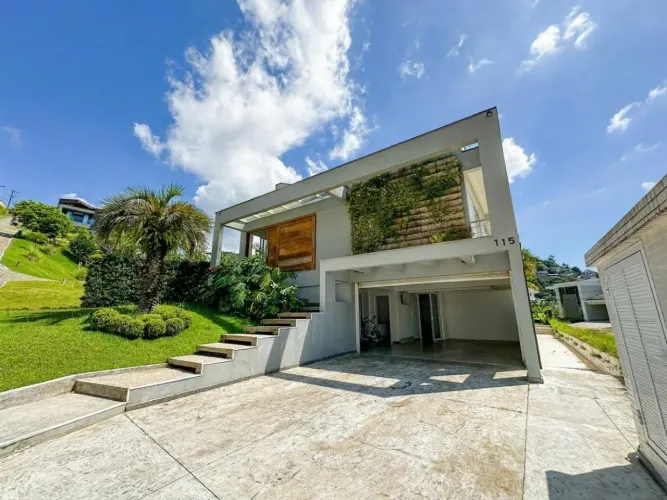 Casa Decorada 4 Suítes com Piscina no Condomínio Horizontal Praia Brava