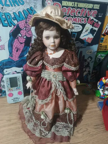 Boneca de porcelana . Item importante antiga.
