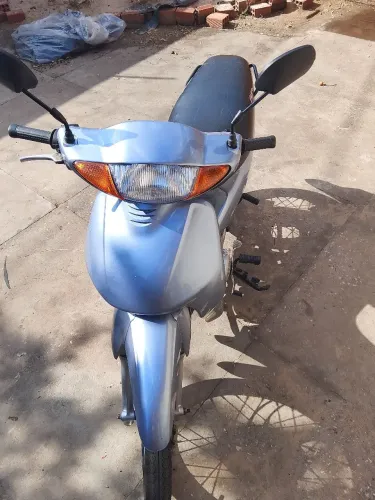 Vendo uma Biz 100 completa partida e pedal toda revisada documentação tudo ok