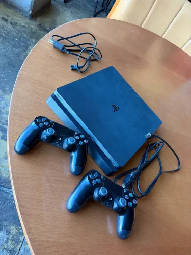 PlayStation 4 slim com leitor de disco com 2 controles e cabos