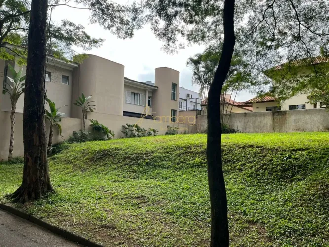 TERRENO EXCLUSIVO EM CONDOMÍNIO DE ALTO PADRÃO - SUPER QUADRA MORUMBI