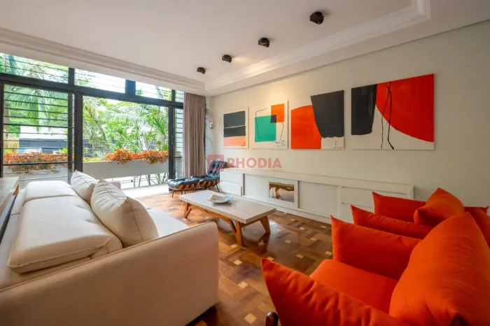 Locação de Casa com 5 Suítes e 6 Vagas de Garagem no Brooklin, São Paulo,SP.
