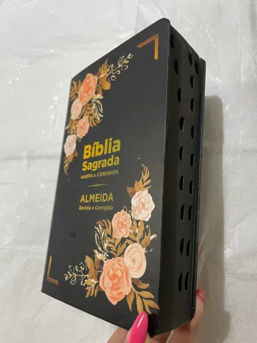 Bíblia Sagrada - Gigante Flores Rosé | ARC - Harpa e Palavras de Jesus em Vermelho