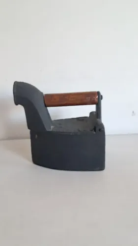 Ferro antigo com alça de madeira!