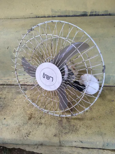 Ventilador de parede funcionando potente
