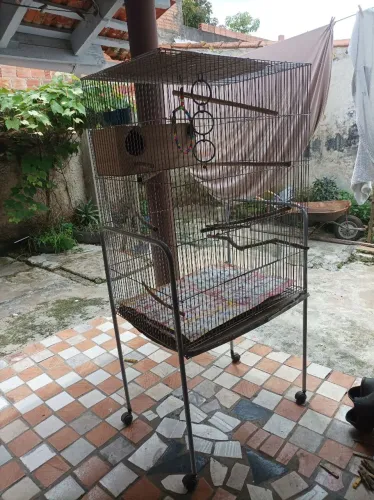 Vendo um viveiro 83 de altura 62 largura 44 latera, possuí rodinhas pra facilitar a locom.