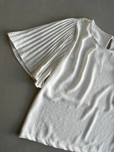 Blusa com mangas plisadas off white- P