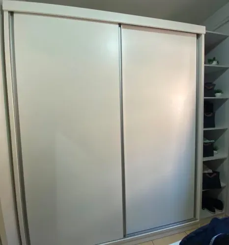 Guarda-roupa com armário lateral de nichos