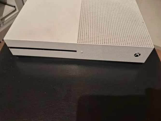 XBOX ONE S 500GB + 2 CONTROLES + JOGO FÍSICO