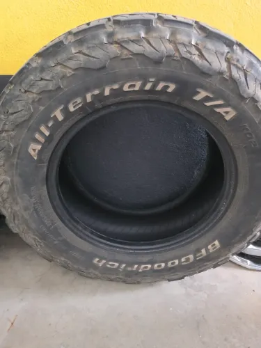 Pneu 265 65r17 recauchutado carcaça Bridgestone letra branca