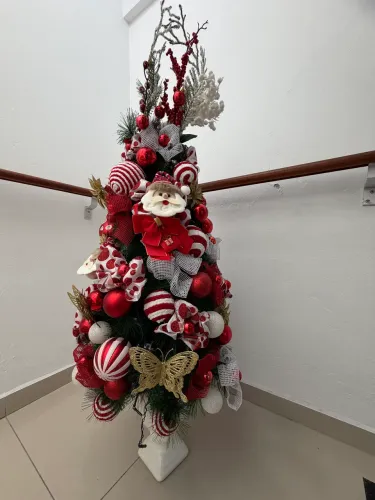 Árvore de Natal já decorada e com pisca