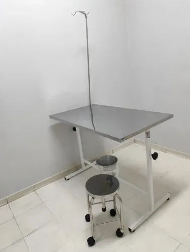Mesa veterinária simples em inox com suporte para soro