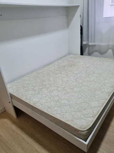 Cama de casal retrátil com prateleiras