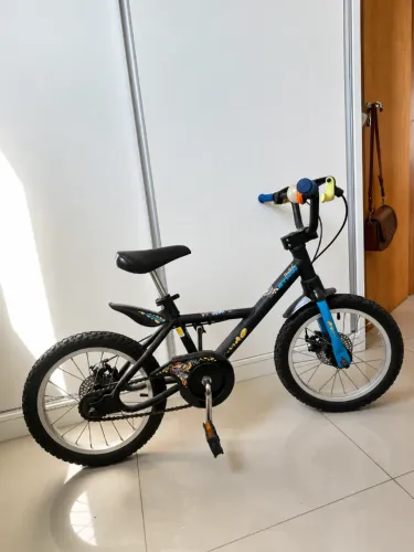 Bicicleta infantil. Marca: B'Twin, modelo Pirabike ou Dark Hero 500, com aro 16.