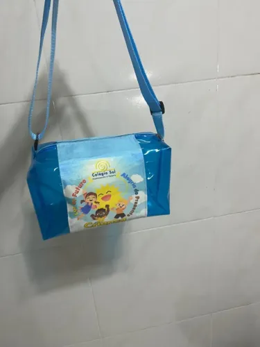 Para o Dia das Crianças, os brindes e lembrancinhas personalizadas como estojos, copos e b