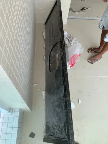 Pia em Granito Verde Ubatuba 2,00m x 0,55m com Cuba Inox - R$ 700