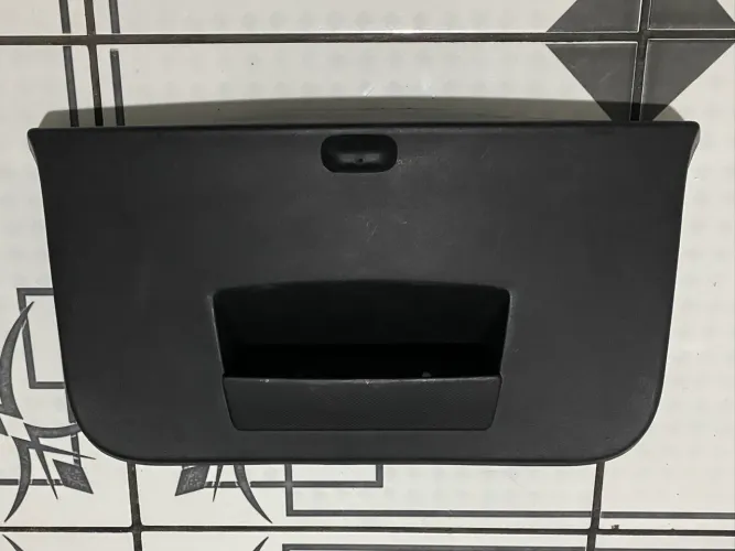 Moldura de Acabamento da Tampa do Porta-Malas - Renault Sandero 2007 a 2013