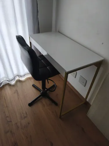 Mesa de Estudos ou para Uso Diversos e Cadeira Giratória