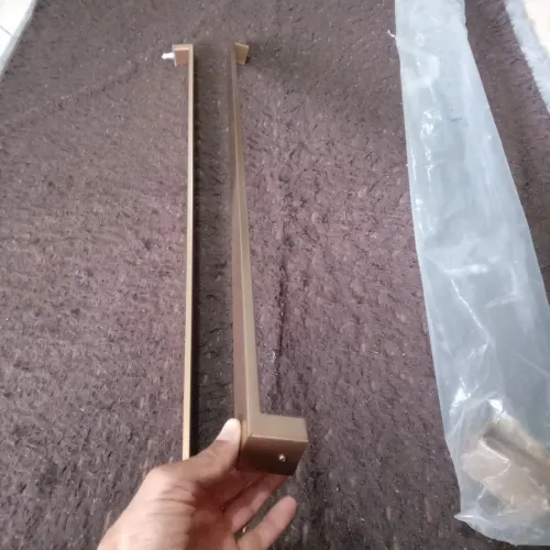 Puxador dourado em tubo aço inox e barra achatada 1.02 X 0.4