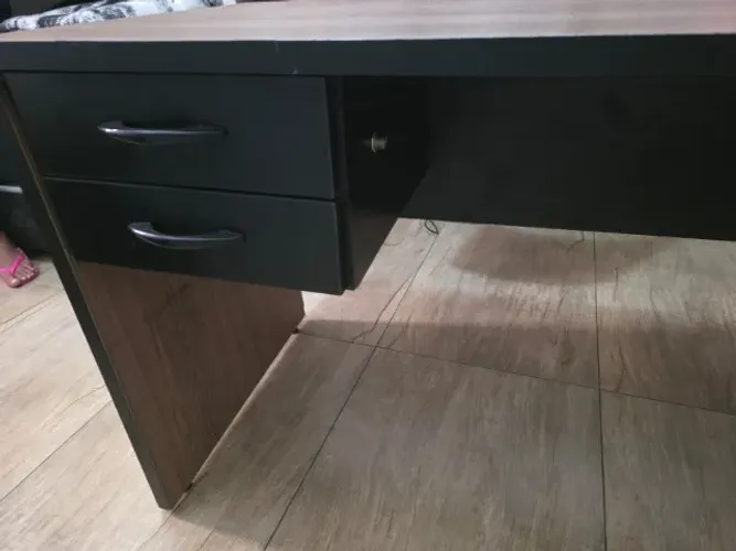 Mesa escritório com gaveteiro e chave
