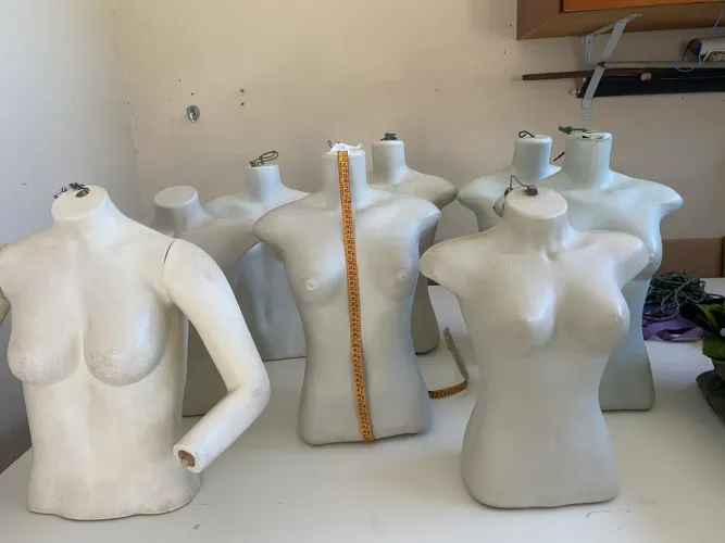 Manequim Feminino, malas e cabides