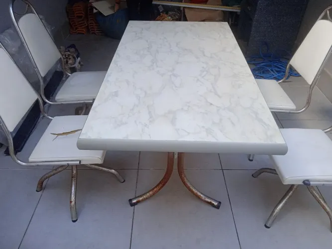 Mesa de cozinha 1.60x,9 com 4 cadeiras, material inox com pouco de ferrugem