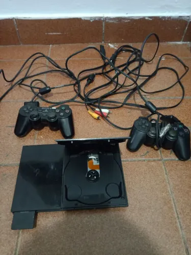 PS2 com todos os fios e dois controles, na cor preta