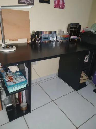 Mesa de escritório, semi nova, muito  conservada 