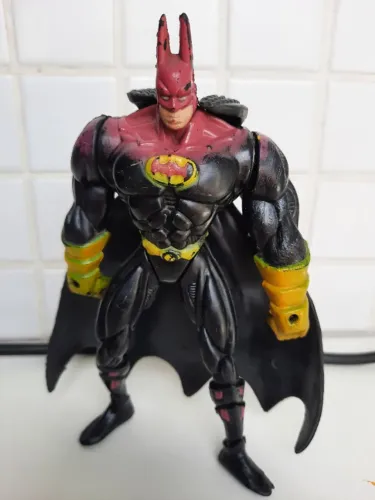 Boneco do Batman musculoso clássico anos 90